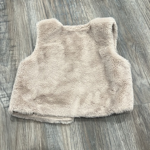 🌈4/25 baby Fuzzy Vest - Picture 3 of 3